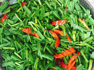 13、蒜苗回锅肉,翻炒均匀