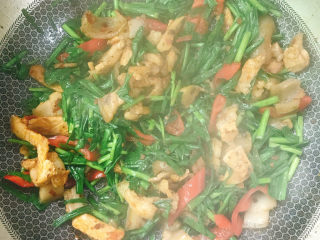 15、蒜苗回锅肉,放酱油、白糖炒匀