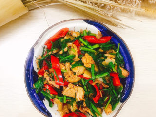 16、蒜苗回锅肉,装盘即可。