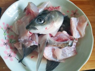 1、五味酸辣白汤鱼???? 开胃大菜 全家都喜欢,将鱼头鱼骨鱼尾洗净，放料酒、盐腌制30分钟