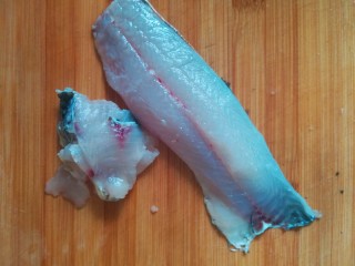 2、五味酸辣白汤鱼???? 开胃大菜 全家都喜欢,将鱼肉片成薄片