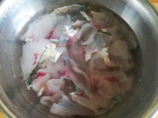 3、五味酸辣白汤鱼???? 开胃大菜 全家都喜欢,将鱼片用清水泡上5分钟，洗净血水