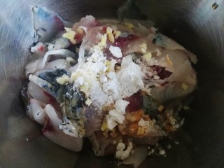 4、五味酸辣白汤鱼???? 开胃大菜 全家都喜欢,用盐、一勺生粉、生姜末、一勺料酒腌制鱼片30分钟