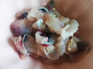 5、五味酸辣白汤鱼???? 开胃大菜 全家都喜欢,腌好的鱼片