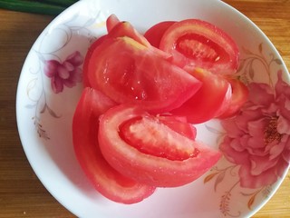 7、五味酸辣白汤鱼???? 开胃大菜 全家都喜欢,西红柿切成芽，大块点