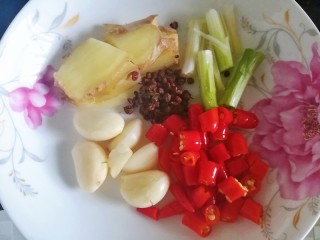 8、五味酸辣白汤鱼???? 开胃大菜 全家都喜欢,生姜片，大蒜微微拍烂，花椒粒，酸辣椒末，葱段