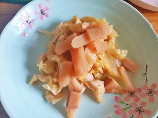 9、五味酸辣白汤鱼???? 开胃大菜 全家都喜欢,老泡菜切成小条