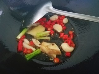 12、五味酸辣白汤鱼???? 开胃大菜 全家都喜欢,热锅热油下葱、姜、蒜、酸辣椒、花椒粒爆香