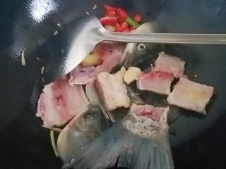 13、五味酸辣白汤鱼???? 开胃大菜 全家都喜欢,将鱼头鱼骨鱼尾煎至两面微黄