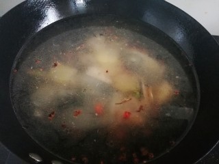 14、五味酸辣白汤鱼???? 开胃大菜 全家都喜欢,加水一大锅，因为要慢火熬酸汤，所以水要多