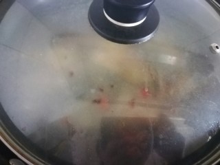 15、五味酸辣白汤鱼???? 开胃大菜 全家都喜欢,盖上锅盖大火烧开