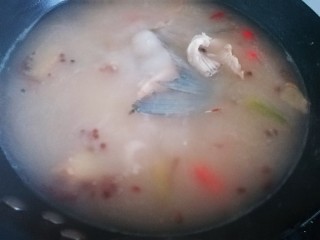 16、五味酸辣白汤鱼???? 开胃大菜 全家都喜欢,然后小火慢熬30分钟时，放入西红柿、柠檬片、盐，再熬制10分钟至汤变得浓白