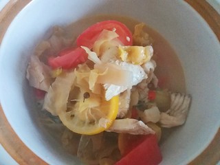 17、五味酸辣白汤鱼???? 开胃大菜 全家都喜欢,将锅里的固体捞出，放入砂锅中