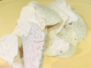 3、芋头西米露,切薄片；