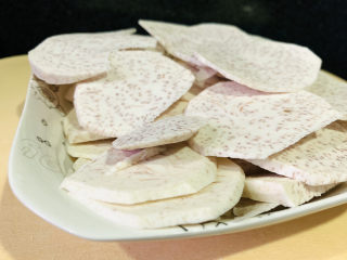 4、芋头西米露,装入碗内；