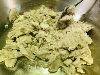 7、芋头西米露,用勺子????把蒸好的芋头压成泥；