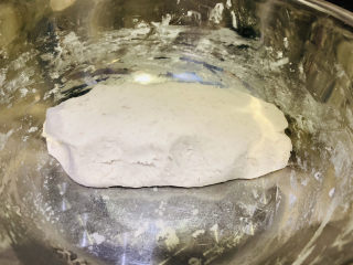 13、芋头西米露,将芋头和木薯淀粉揉成光滑的团；