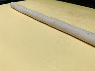 14、芋头西米露,分成小块，搓成长条状；