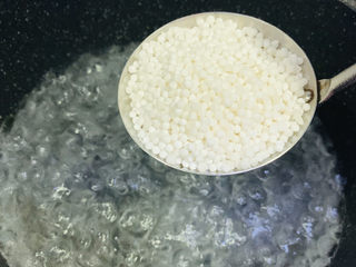 16、芋头西米露,锅里水煮开，放入西米；