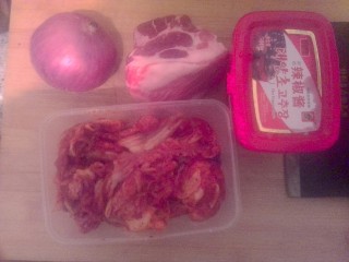 1、辣白菜五花肉盖饭,食材如图 家里没有五花肉 用后肘肉替代的