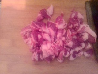 2、辣白菜五花肉盖饭,肉切成片 切的越薄越好吃