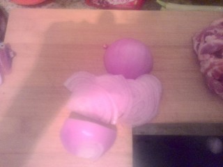 3、辣白菜五花肉盖饭,圆葱横切