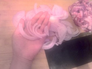 4、辣白菜五花肉盖饭,切好后一打开就是条状啦 