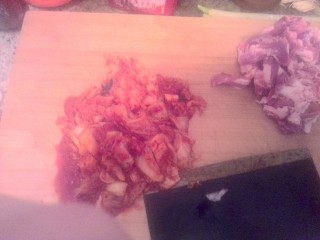 5、辣白菜五花肉盖饭,辣白菜切成条 丝状都行