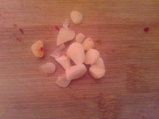 6、辣白菜五花肉盖饭,切2瓣蒜片