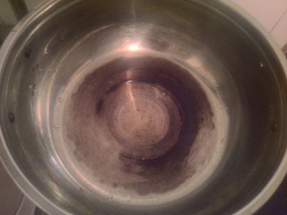 7、辣白菜五花肉盖饭,锅里放适量油 