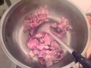 8、辣白菜五花肉盖饭,下五花肉翻炒数下 再放蒜片一起炒 