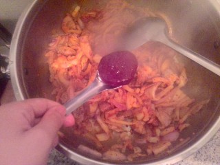 11、辣白菜五花肉盖饭,放入一勺辣酱