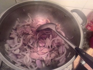 9、辣白菜五花肉盖饭,下圆葱一起翻炒