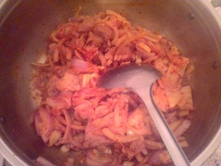 10、辣白菜五花肉盖饭,下辣白菜翻炒几下