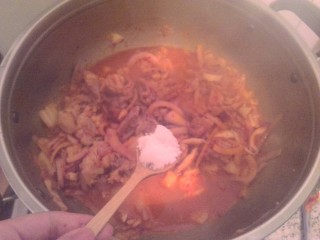 12、辣白菜五花肉盖饭,放入一勺白糖和适量盐翻炒均匀 添适量水炖一小会 根据肉薄厚程度 切的薄炒熟添适量盐直接出锅也可以