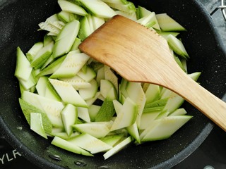 7、香辣西葫,放入西葫煸炒