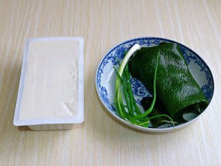 1、海带豆腐汤,准备食材，我用的内酯豆腐，口感更嫩滑，用北豆腐也可以。