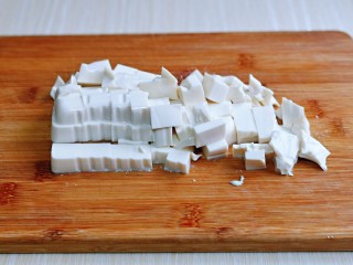 2、海带豆腐汤,豆腐倒扣再砧板上，再切小块。