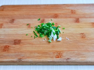 4、海带豆腐汤,小葱去皮，切葱花。