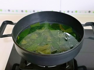 8、海带豆腐汤,再加入适量的纯净水。