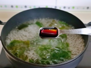 11、海带豆腐汤,加入一小勺生抽提鲜，大火烧开后转小火炖10分钟。