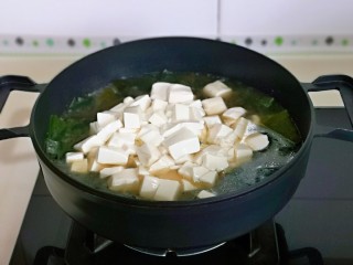 12、海带豆腐汤,10分钟后加入豆腐。