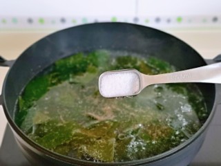 10、海带豆腐汤,再按个人口味加入盐。