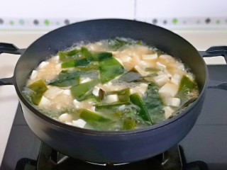 13、海带豆腐汤,中小火再炖5分钟。