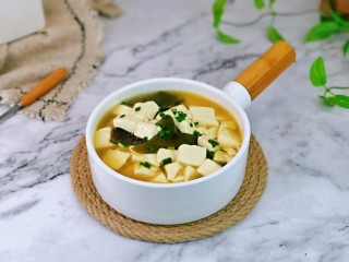 15、海带豆腐汤,盛出装入汤碗中，简单易学。