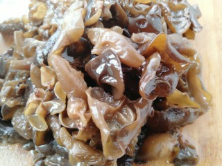 3、木耳包菜煎饼,把木耳清洗干净，我洗了三遍