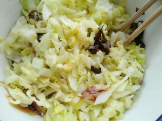 11、木耳包菜煎饼,把包菜和木耳放入一个容易里