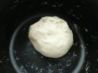 15、木耳包菜煎饼,揉成光滑的面团