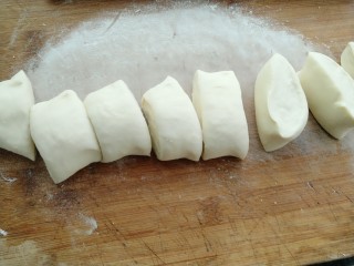 16、木耳包菜煎饼,案板上撒上面粉把面团揉成条状切成大小一样的小团