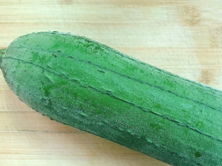 1、丝瓜肉片,准备好丝瓜